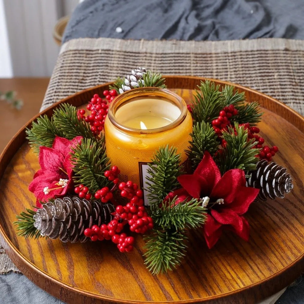Couronne de Noël à baies rouges sur une porte