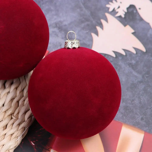 Boules de Noël en velours floqué sur un sapin