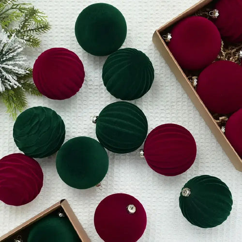 Lot de boules de Noël floquées sur un sapin