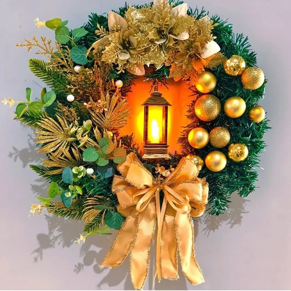 Couronne de Noël givrée accrochée à une porte